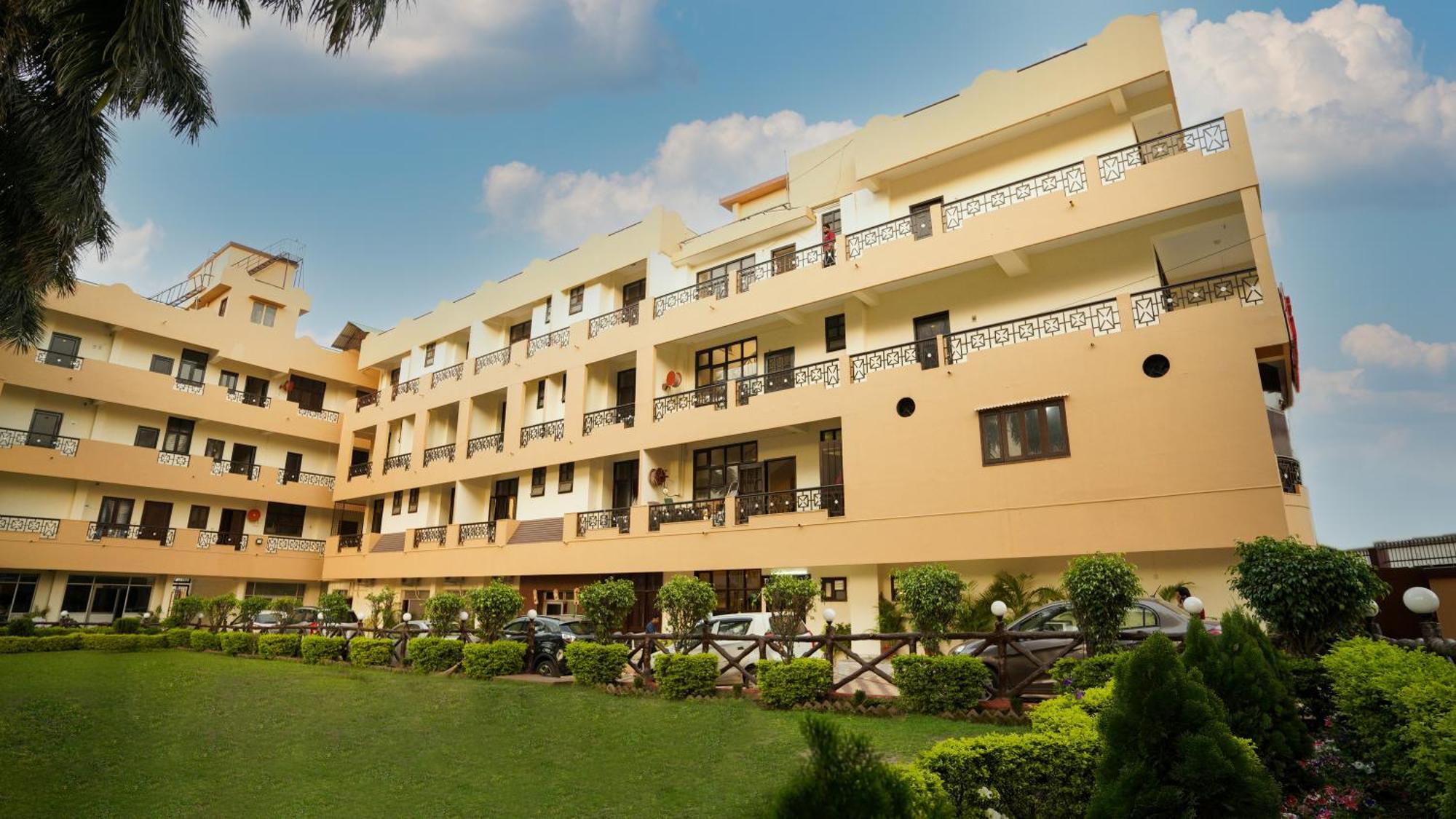 Hotel Neeraj Bhawan- Triveni Ghat Rishīkesh Extérieur photo