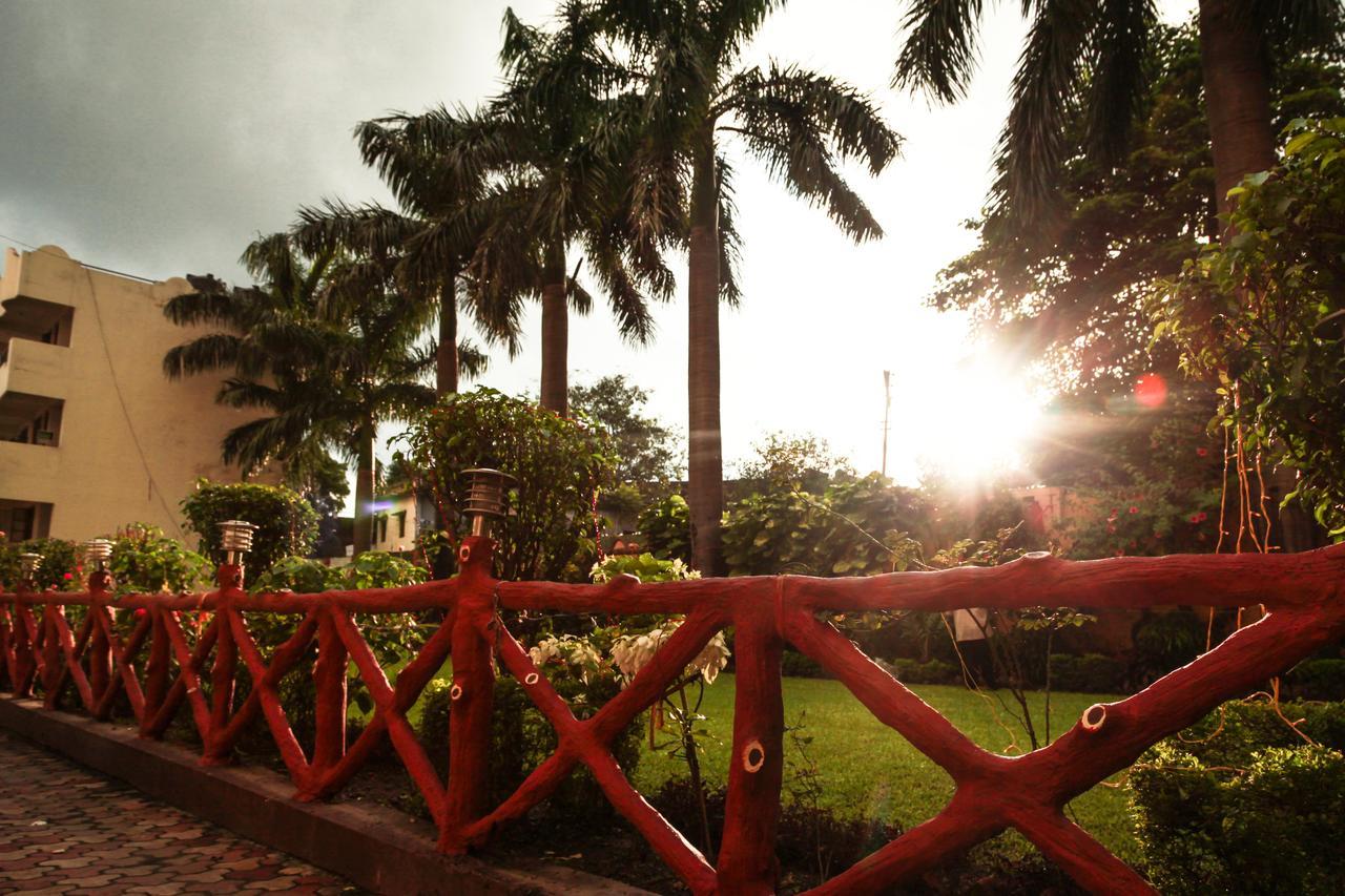 Hotel Neeraj Bhawan- Triveni Ghat Rishīkesh Extérieur photo