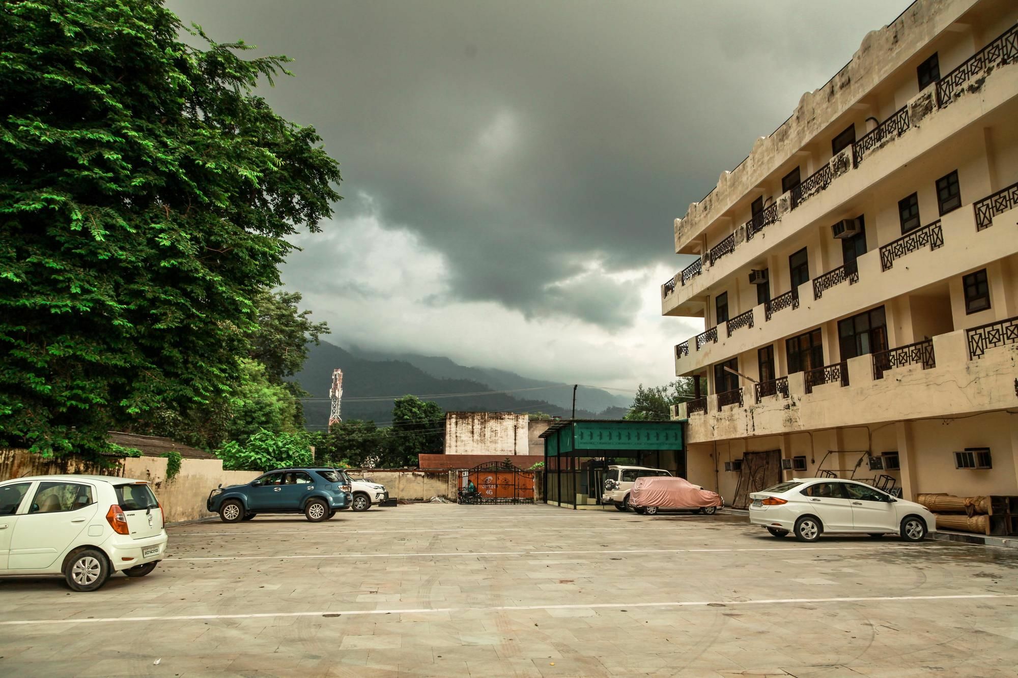 Hotel Neeraj Bhawan- Triveni Ghat Rishīkesh Extérieur photo